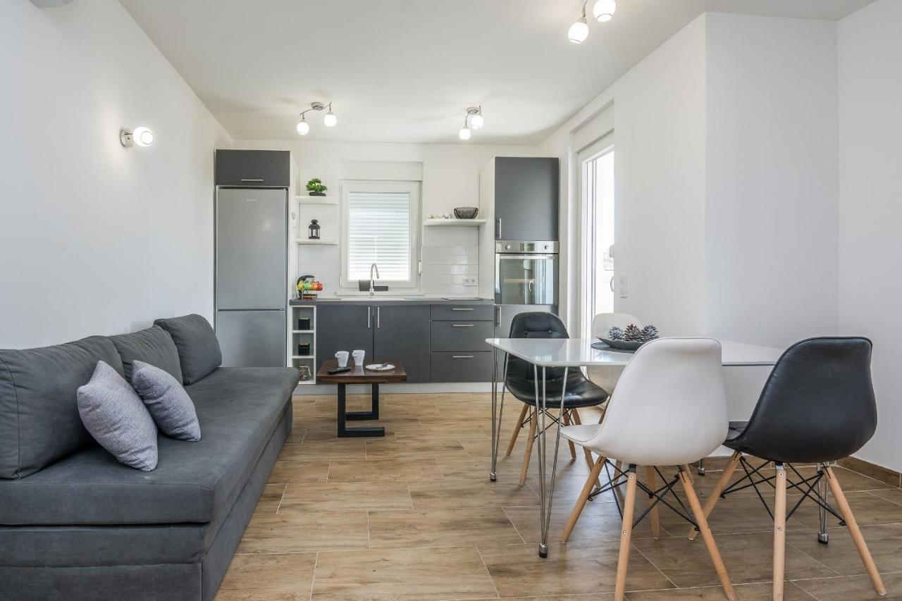 Apartments Pejakovic Vir Eksteriør bilde