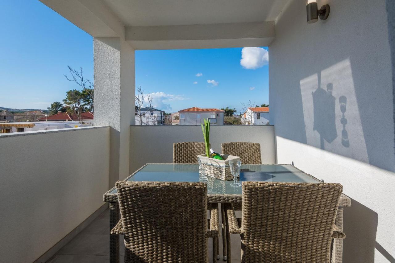 Apartments Pejakovic Vir Eksteriør bilde